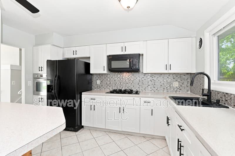 Somerdale House: 991 Sherbrook Circle