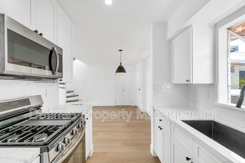 Los Angeles Condo: 12420 Woodgreen St