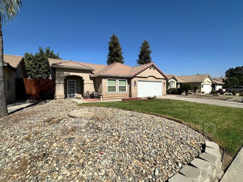 Visalia House: 1908 East College Ave