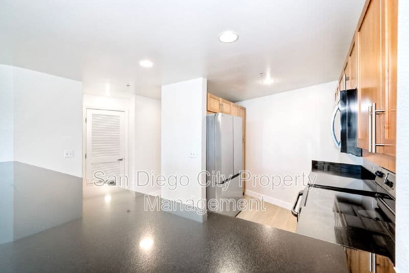 San Diego House: 253 10th Ave