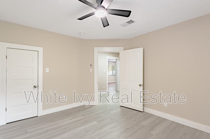 Woodville House: 1107 W Dogwood St