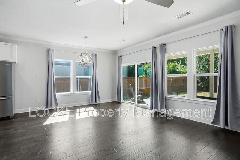 Fort Worth House: 2809 W Bewick St