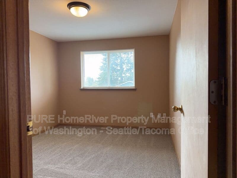 Tacoma House: 126 131st St E