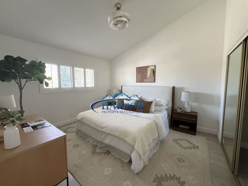 Hawthorne Townhome: 14468 Yukon Avenue