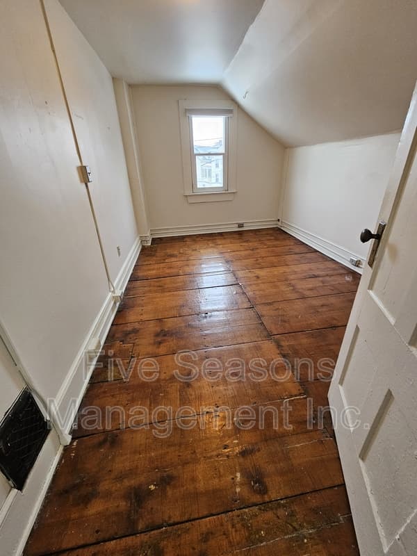 Burlington Condo: 432 Colchester Avenue