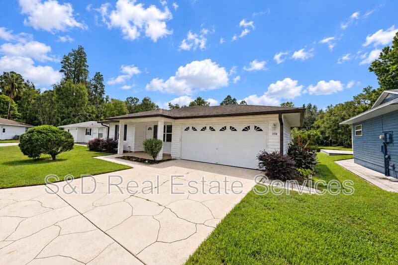 Lakeland House: 1774 Birchwood Loop