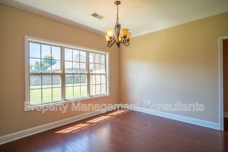 Madison House: 178 Sarah Jane Dr
