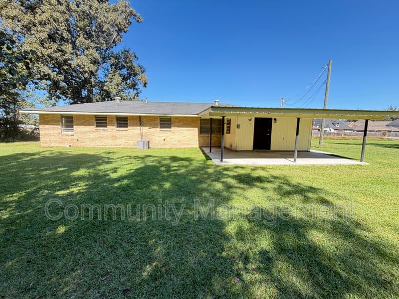Denham Springs House: 8330 Springfield Rd