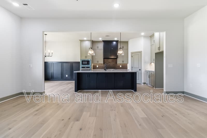 Centerton House: 980 Trestle Ln