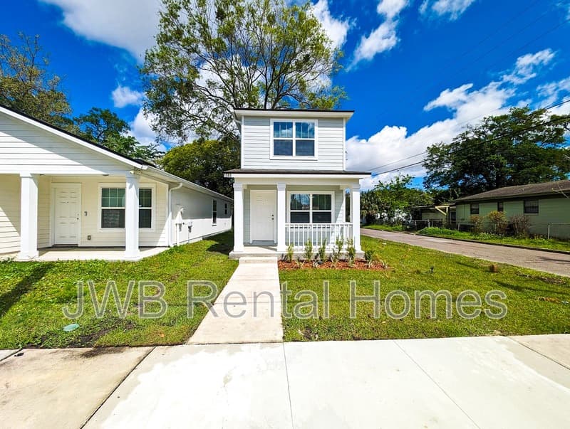 Jacksonville House: 1503 6th St W