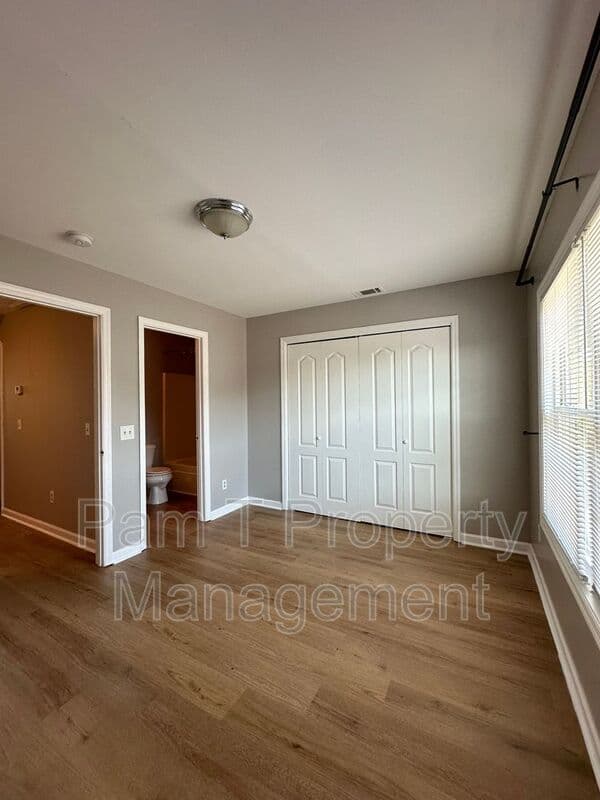 Savannah House: 1308 Dieter St