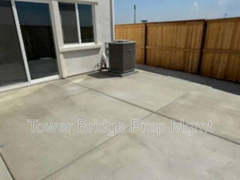 Roseville House: 2033 Blue Star Drive