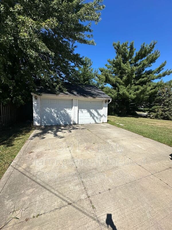Euclid House: 906 E 232 St