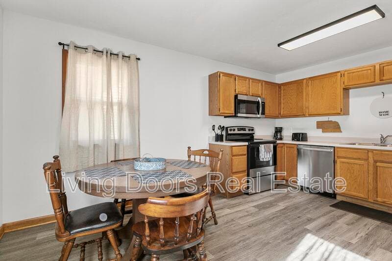 Lincoln House: 6935 Colby St