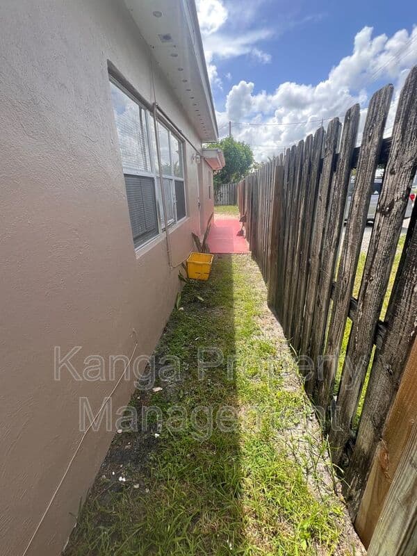 Lake Worth Condo: 4821 Vermont Ave