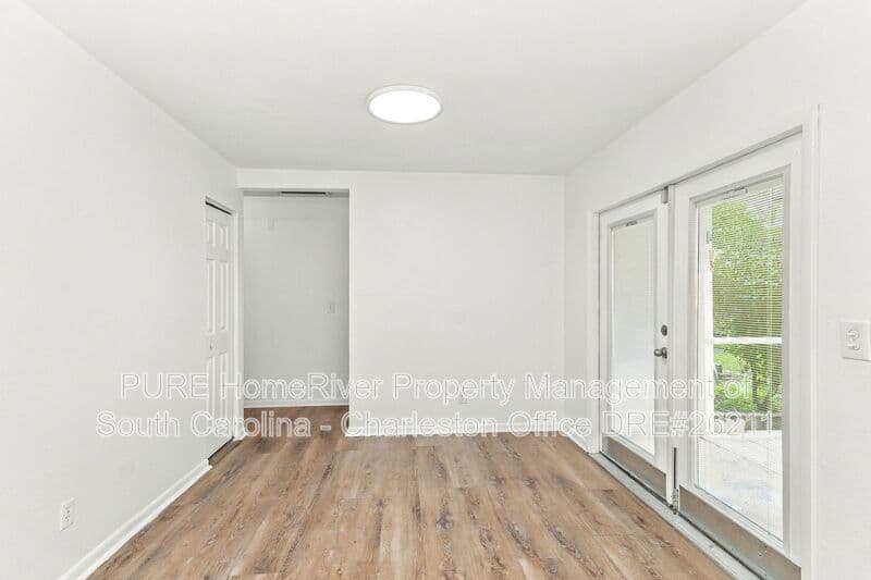 Summerville House: 108 Eaton Way
