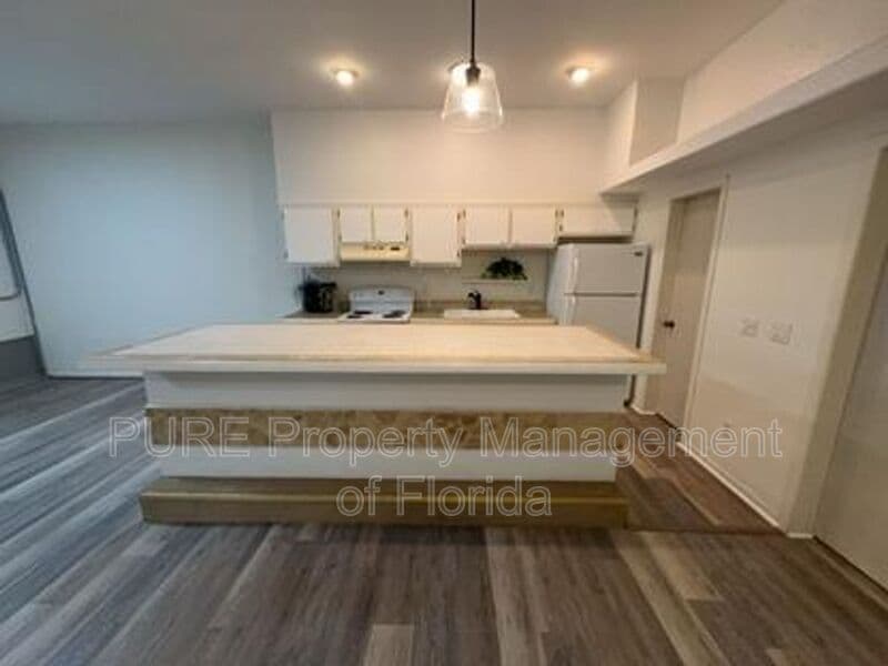 Ocala House: 595 NW 100th St