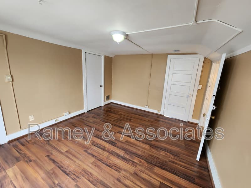 Louisville House: 3635 Taylor Blvd