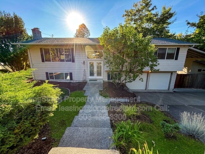 Salem House: 869 Meadowlawn Dr SE