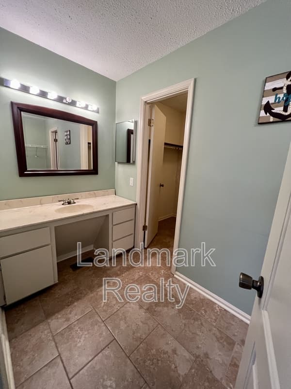 Warner Robins House: 116 Lake Front Drive