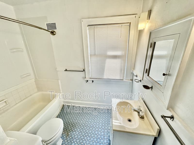 Ada House: 1030 East 8th Street #7
