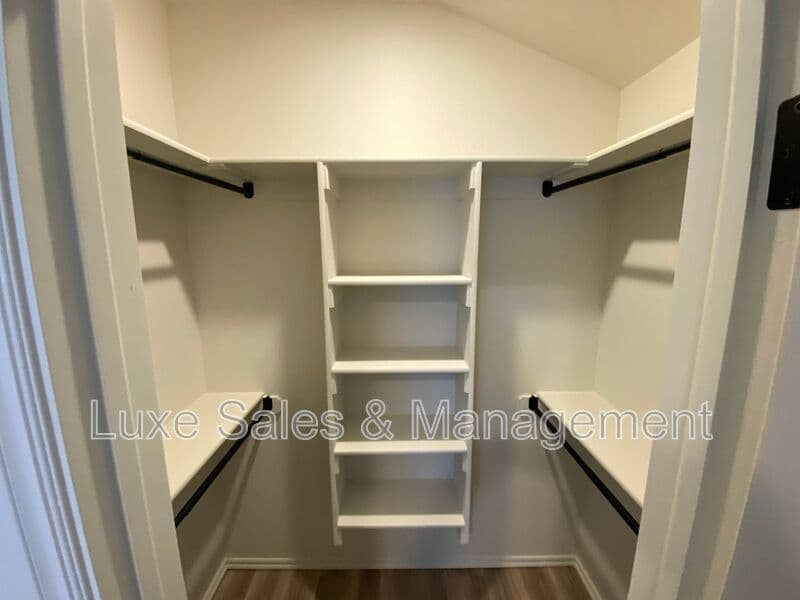 Okahoma City House: 8000 NW 110th Dr