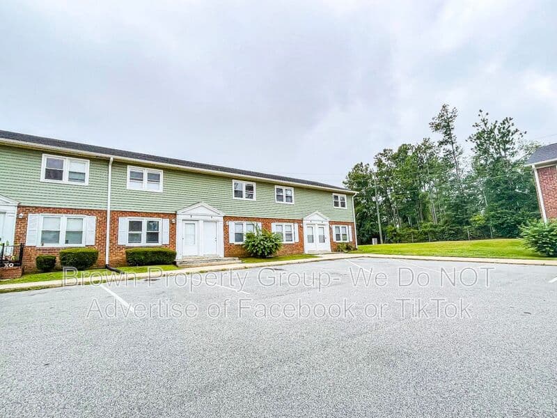 Fayetteville House: 2105 Grand Prix Dr