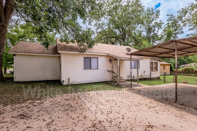 Woodville House: 1107 W Dogwood St