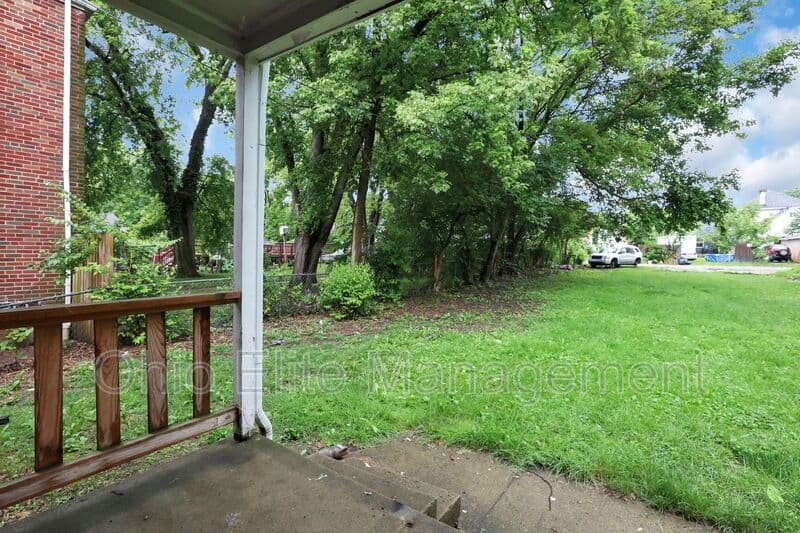 Columbus House: 53 S Burgess Ave