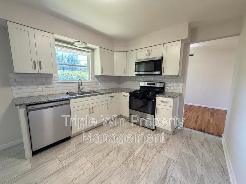 Saint Louis House: 10721 Corning Dr