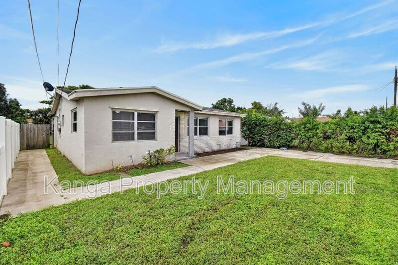 Riviera Beach House: 1037 W 28Th St