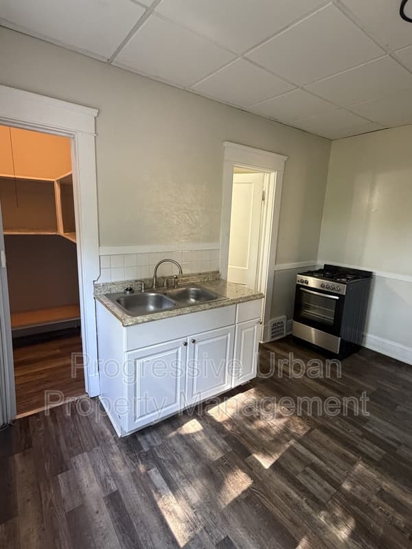 Cleveland Condo: 4609 Behrwald Avenue - Upstairs