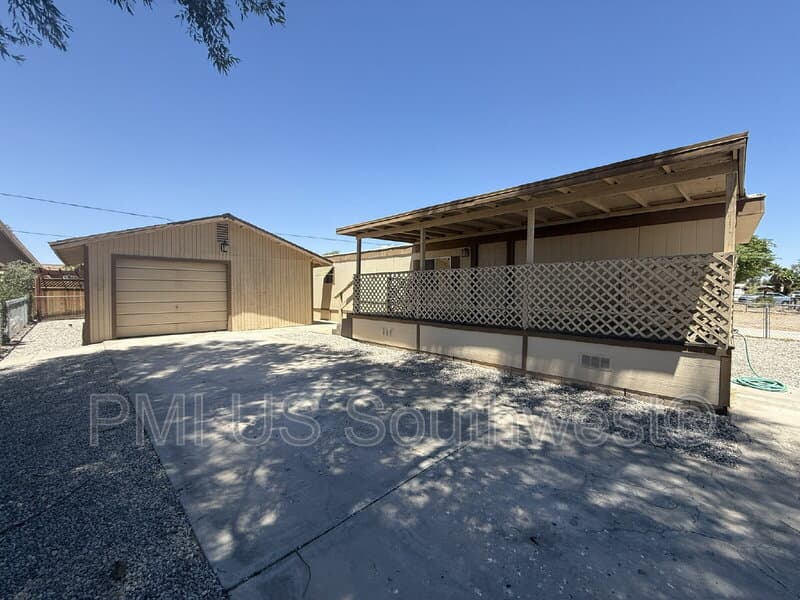 Bullhead City House: 2111 Santa Cruz Ave