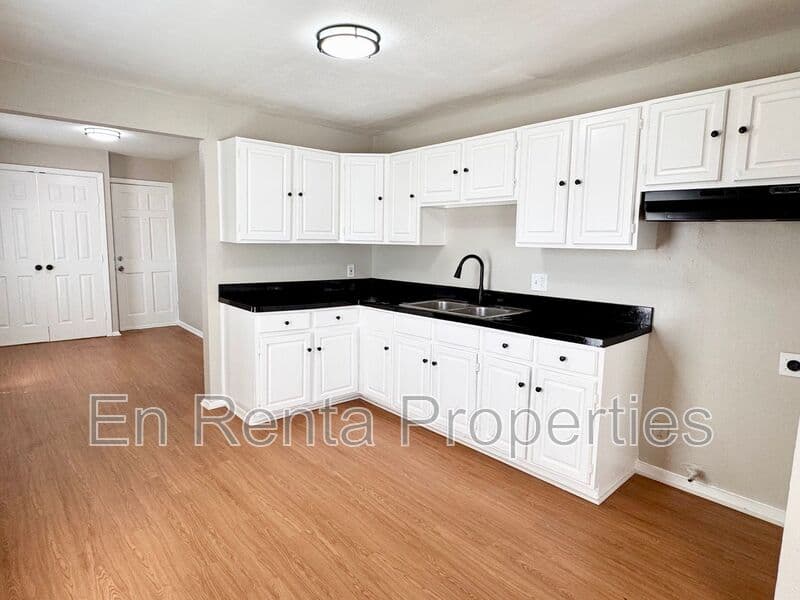 Fort Worth House: 525 Hammond St.