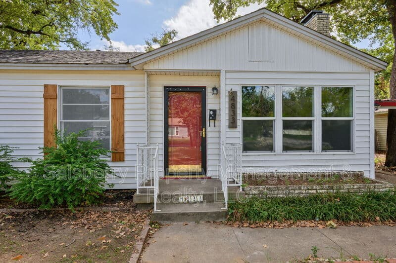 River Oaks House: 4833 Black Oak Lane