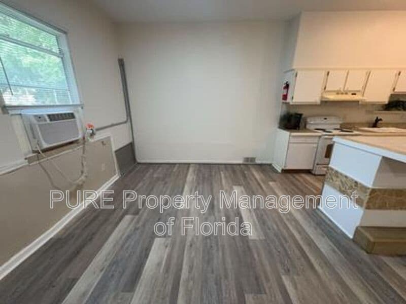 Ocala House: 595 NW 100th St