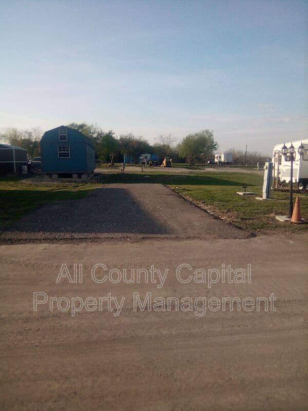 Lockhart House: 4889 North Hwy #183