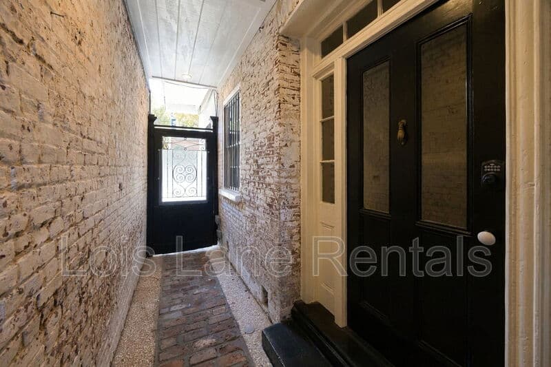 Charleston House: 22 Wentworth Street
