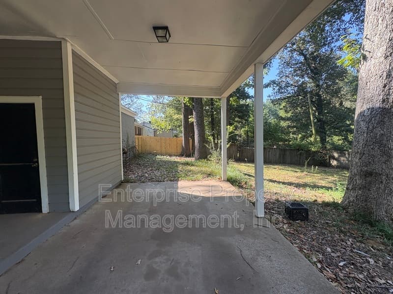 Memphis House: 3645 W Sutton Dr