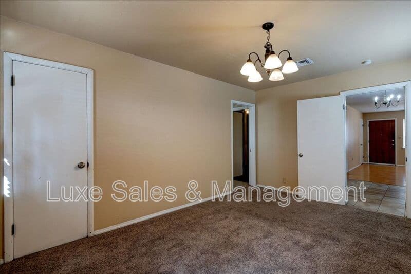 Midwest City House: 116 W. Rose Drive
