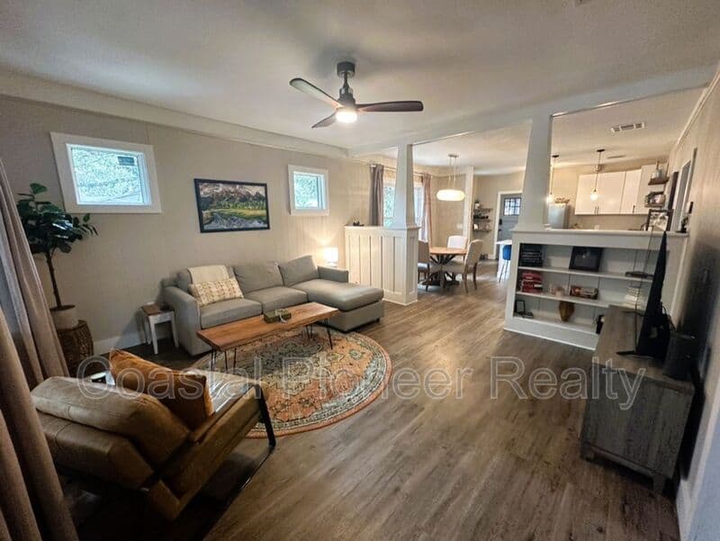 Tampa House: 115 W Plymouth St