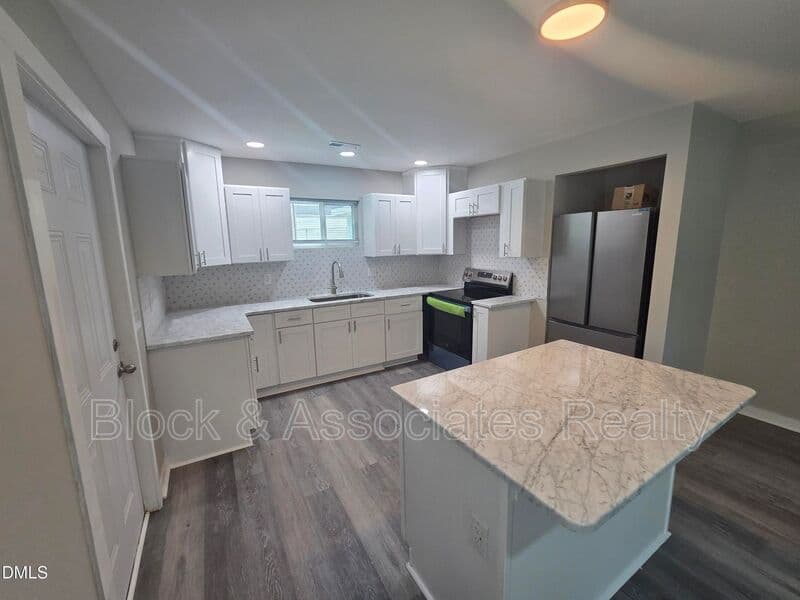 Wake Forest House: 523 E Nelson Ave
