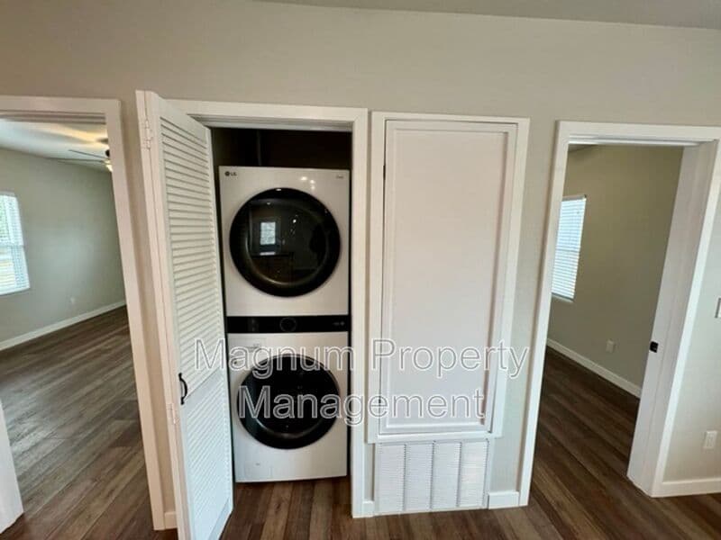 Perris House: 27300 Peach St