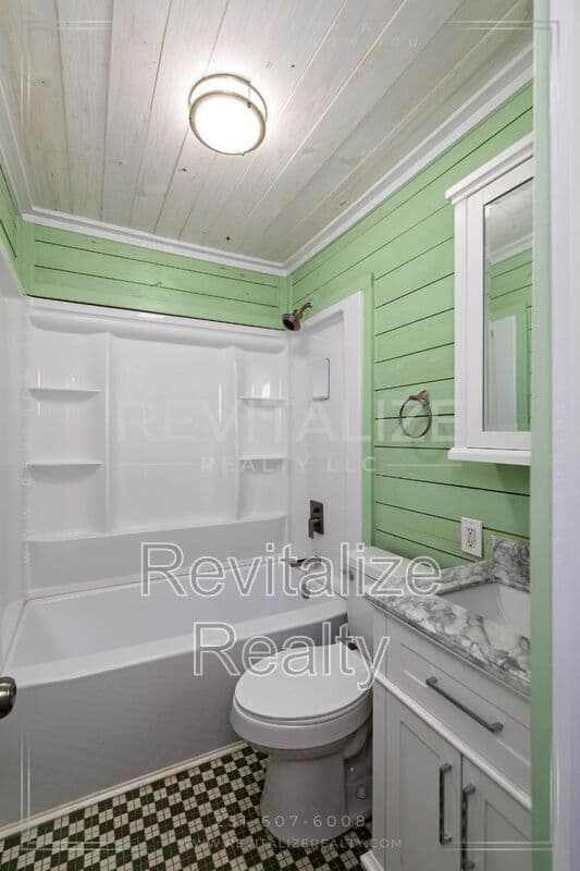 Mobile House: 80 Hathaway Rd N