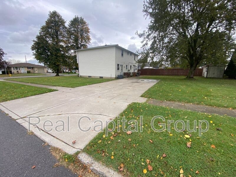 Cheektowaga Condo: 5 Hillwood Dr
