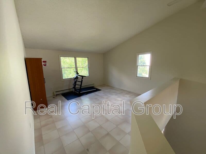 East Amherst House: 71 Berwick Ln