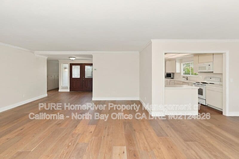 Santa Rosa House: 320 Oak Leaf Cir