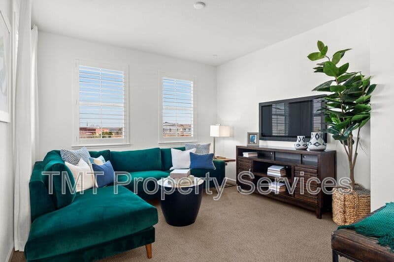 Sacramento Townhome: 31 Advantage Court