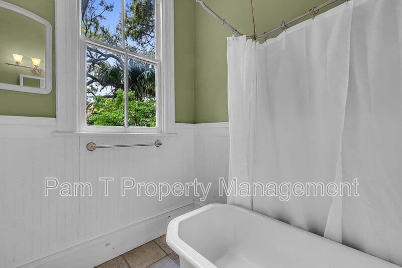 Savannah House: 201 W 37th St