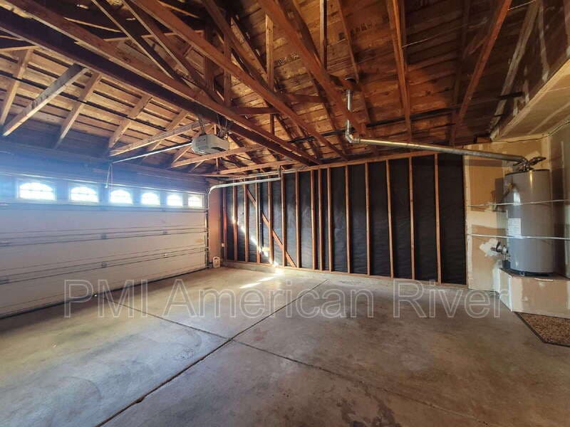 Sacramento House: 8715 Rooster Way